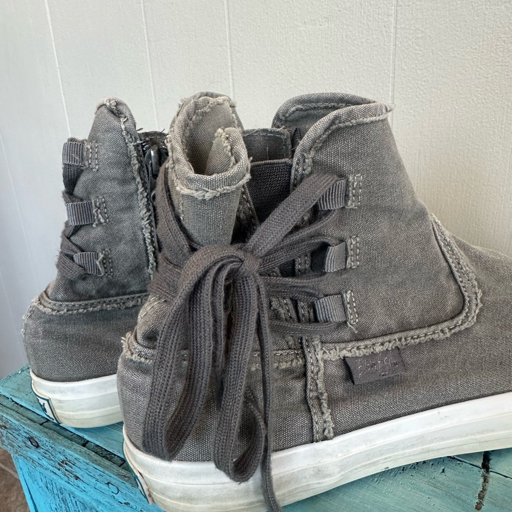 Blowfish Women’s Size 9 Gray Back Lace Up